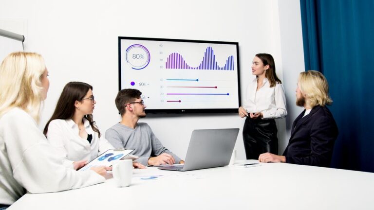 Foto profissional grátis de ambiente corporativo, ambiente de trabalho, análise de dados